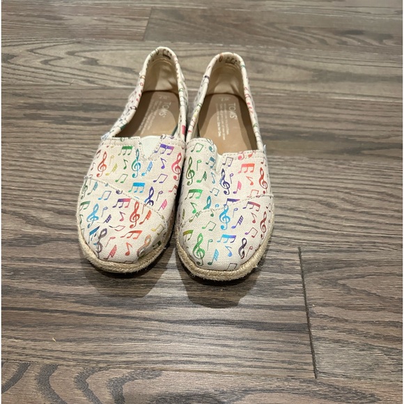 TOMS Women’s 7W Slip-On Shoes Rainbow Music Notes Print Canvas Flats - Picture 1 of 11